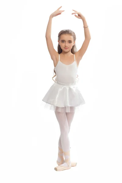 Giovane ragazza nei suoi abiti da ballo raggiungendo giù per toccare il suo piede . — Foto Stock