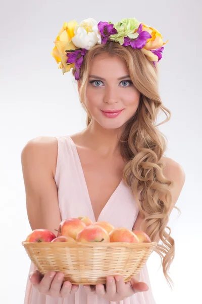 Chica de primavera con corona de flores Imagen de archivo