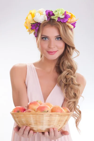 Menina da primavera com coroa de flores Imagem De Stock