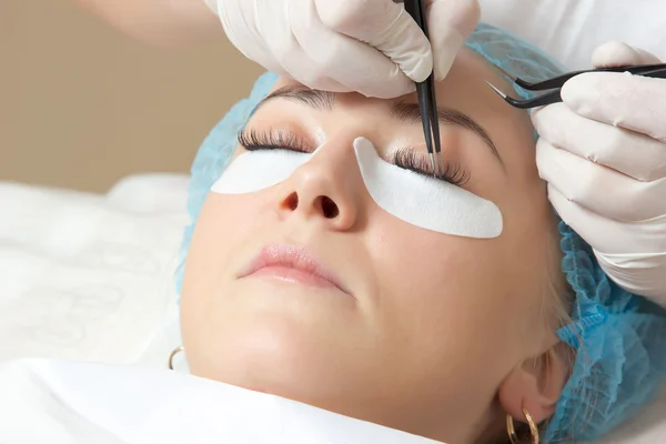 Extensión de pestañas en la tecnología de salón de belleza — Foto de Stock