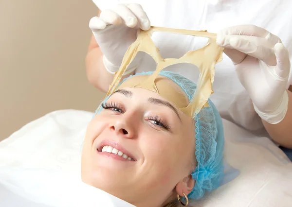 bir fırça yüz paketi ile uygulanan güzellik uzmanı