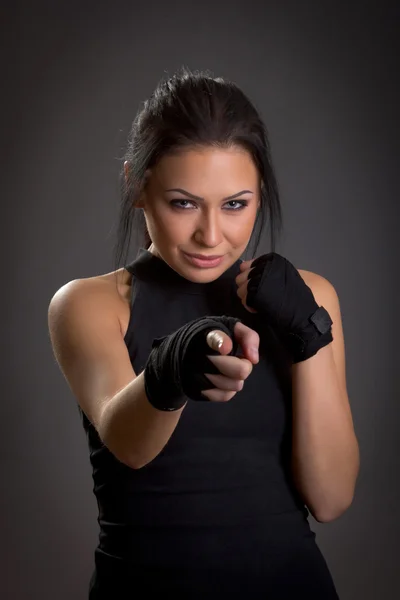 Bela jovem coberta com ligaduras para o boxe — Fotografia de Stock