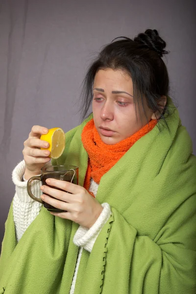 Ill flu girl presses a lemon in your tea — Stock Photo, Image