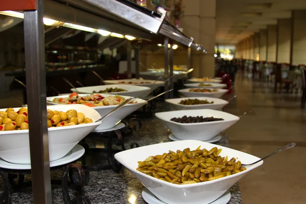 Grandes pratos de comida no restaurante — Fotografia de Stock