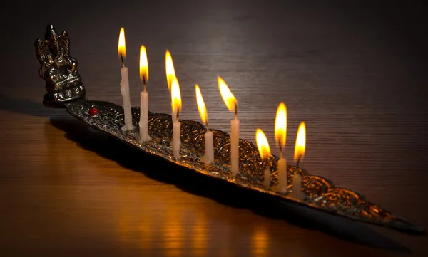 Buda figürü ile gümüş bir Pyres kilise mum