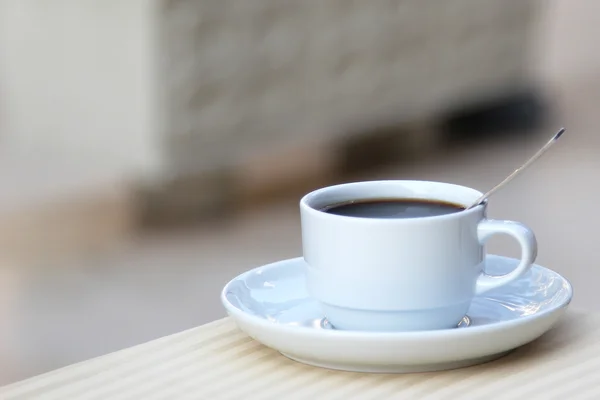 Beyaz kupa kahve masada
