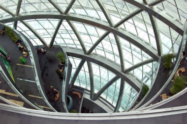 Modern bir binanın iç görünümü