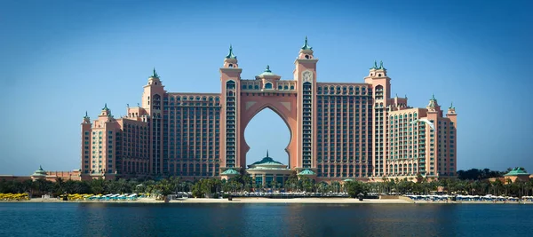 Basra Körfezi kıyısında beş yıldızlı dev bir otel.