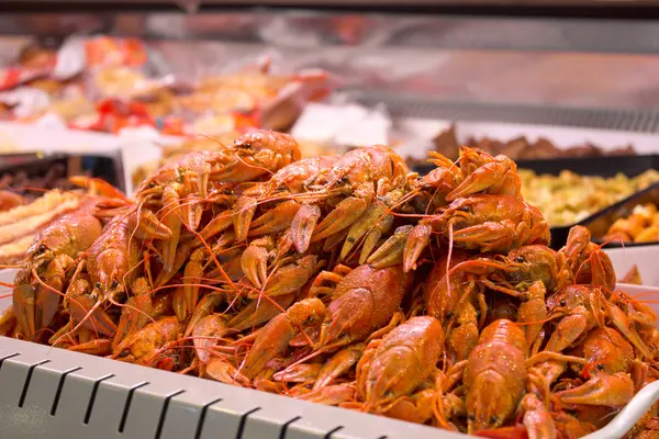 yengeçler depodaki ekranda