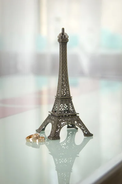 Свадьба в Париже — стоковое фото