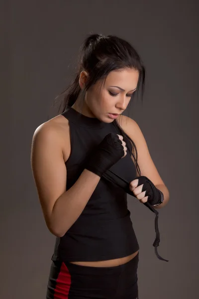 Boxeador menina em um fundo escuro — Fotografia de Stock