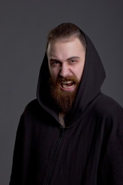 Genç adam bağırıyor