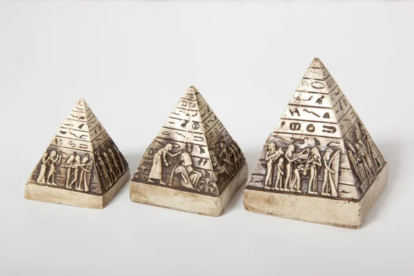 Pirámides egipcias sobre un fondo blanco — Foto de Stock