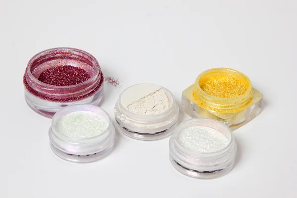 tırnak tasarımı için renkli malzeme koymak