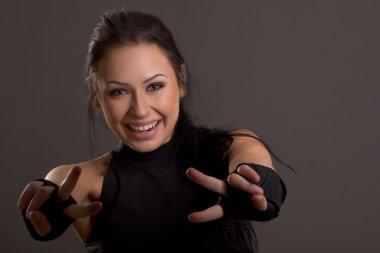 Boks için bandaj kaplı güzel genç kadın