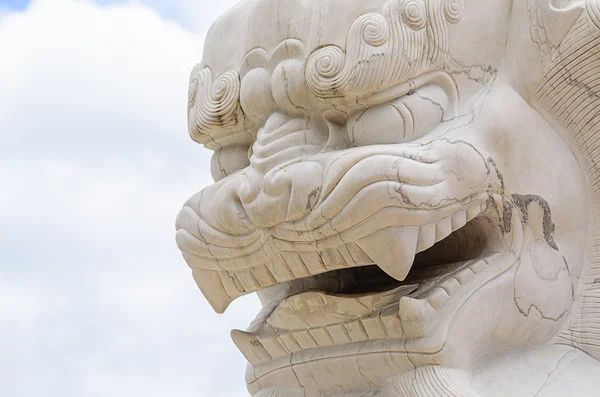 Лицо статуи китайского льва — стоковое фото