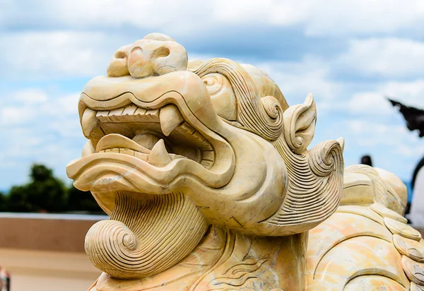 Statue de lion chinois en pierre — Photo