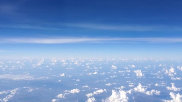 Nube y vista al cielo desde el avión durante el vuelo — Vídeos de Stock