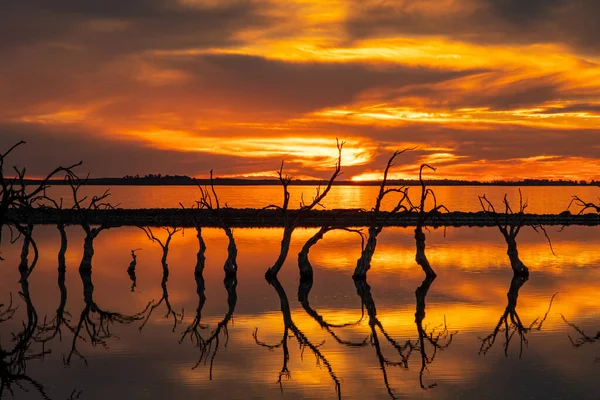 Huzurlu bir gölün üzerinde canlı bir Orange Sunset — Stok fotoğraf