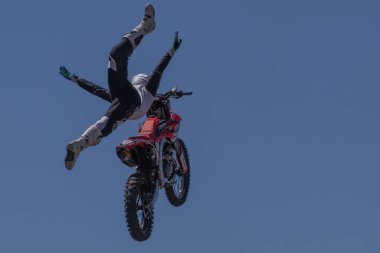 Bir dublör gökyüzünde bir numara yapar.