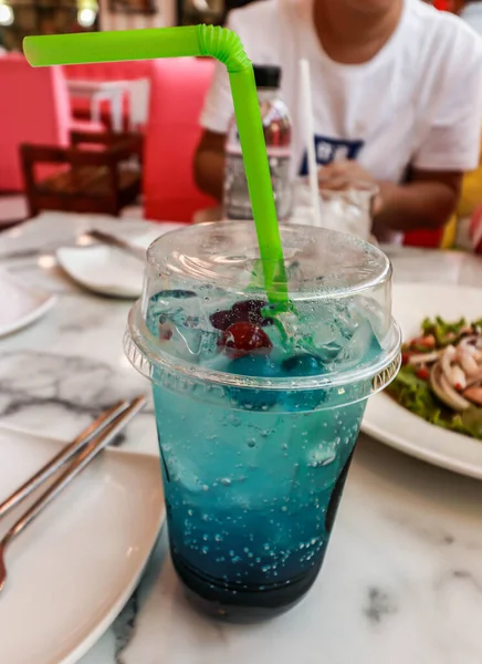 Tutup Cangkir Dengan Minuman Soda Hawaii Biru Atas Meja — Stok Foto