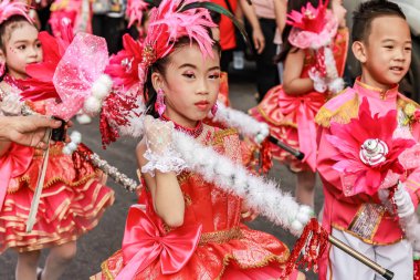 SAMUTSAKORN, THAILAND-26 Aralık 2019: Portre gülümseyen çocuk Drum Mayer okul öğrencileri geçit töreni