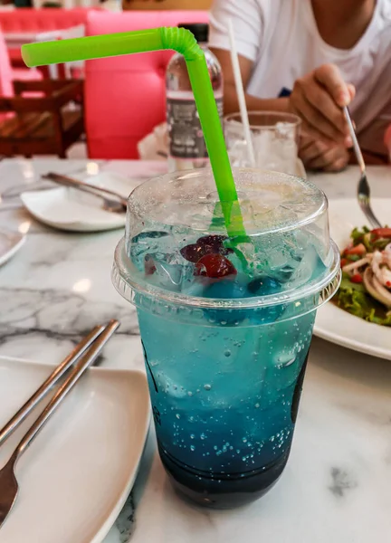 Tazza Primo Piano Con Cocktail Blu Hawaii Soda Sul Tavolo — Foto Stock