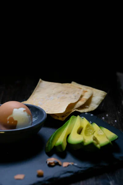 Reife Avocado Mit Hühnerei Zum Frühstück Eiweißprodukte Und Ungesättigte Fettsäuren — Stockfoto
