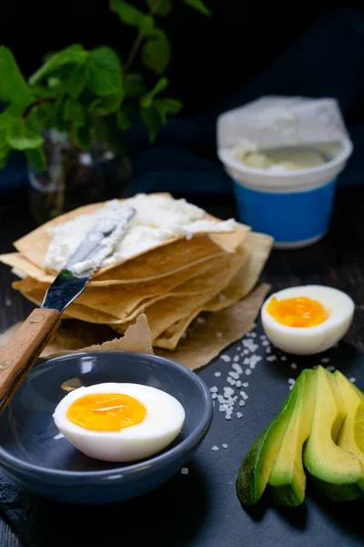 Reife Avocado Mit Hühnerei Zum Frühstück Eiweißprodukte Und Ungesättigte Fettsäuren — Stockfoto