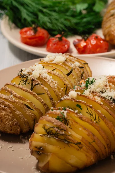 Deride soyulmuş patates ve domuz pastırması ya da domatesli jambon ile pişirilmiş.