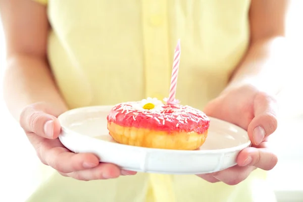 Donut Dulce Con Glaseado Rosa Plato Blanco Las Manos Niño — Foto de Stock