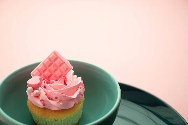 Cupcakes Con Crema Sobre Una Superficie Rosa Claro Tarjeta Cumpleaños — Foto de Stock