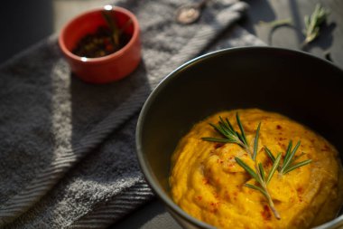 Parlak vejetaryen tabağı ve biberiye. Sebze çorbası, mutfak havlusu ve karabiber karışımı.