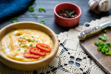 Batou çorbası kırmızı tatlı biber damlalarıyla süslenir. Sebze menüsü olan sağlıklı bir yaşam tarzı.