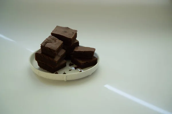 Trozos Cuadrados Brownie Apilados Plato Blanco Sobre Fondo Blanco Limpio — Foto de Stock