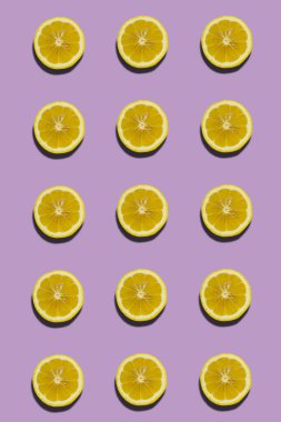 Yaz şablonunda gölgeli limon dilimleri Renkli arka planda eşit olarak dikey.