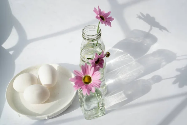 Tres Huevos Pollo Plato Blanco Verano Primavera Luz Del Sol — Foto de Stock