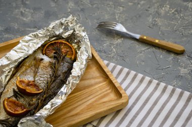 Kana bulanmış turuncu ve altın sarısı derili folyo balığı.