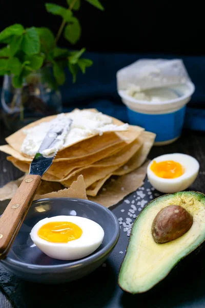 Toast Frischkäse Mit Avocado Und Gekochtem Zum Frühstück Oder Als — Stockfoto