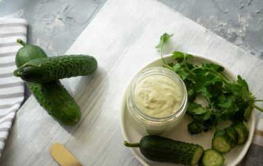 Kahvaltıda ya da öğle yemeğinde salatalıklı, maydanozlu, bezelyeli ve marullu peynir kremi.