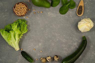 Gri arka planda sebzeler ve sebzeler. Sağlıklı bir diyet veya menü için ürün listesi oluşturma şablonu.