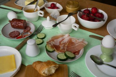 Aile yemeği ya da kahvaltı için evde arkadaşlarla birlikte servis edilen pastırma, turp, yumurta ve hardal sosu.