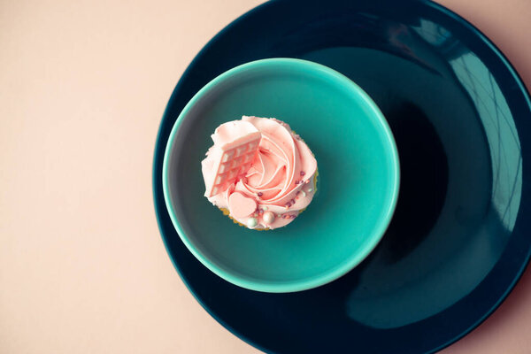 Десерты с нежным кремом для свадебного торжества или для девичника. Открытки на день рождения.