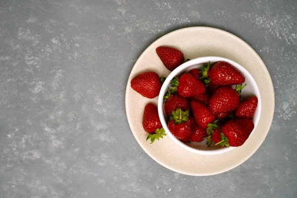 Fresas Rojas Maduras Tazón Servido Sobre Una Superficie Mesa Gris — Foto de Stock