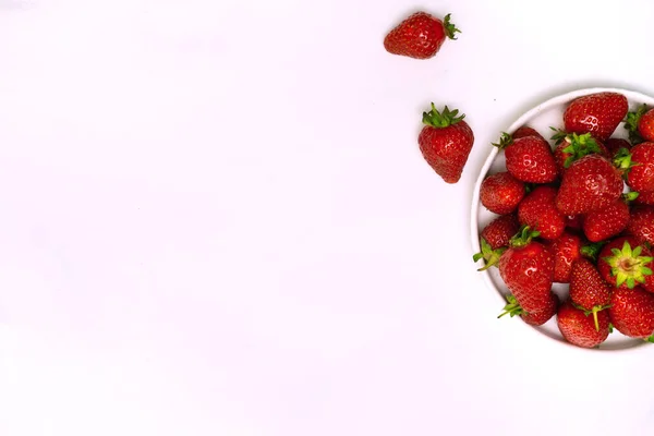 Ramo Fresas Tazón Blanco Sobre Una Superficie Plana Clara Vista — Foto de Stock