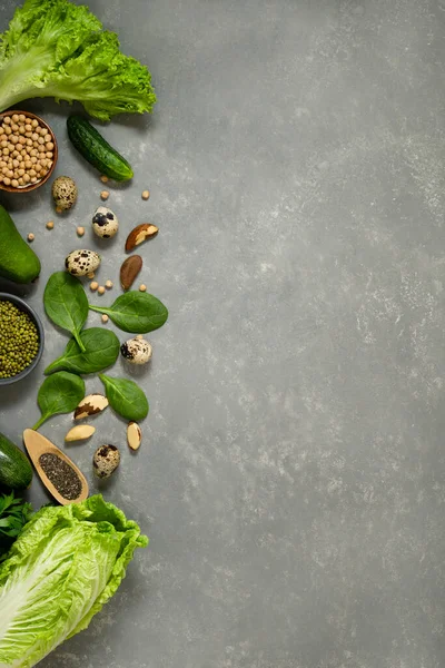 Sebze, kabak, avokado ve fındıklı fasulye menü veya yararlı ürünler listesi için gri arka planda.