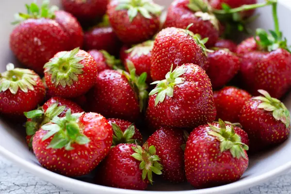 Fraises Mûres Dans Panier Doux Plaisir Juteux Des Fruits Été — Photo