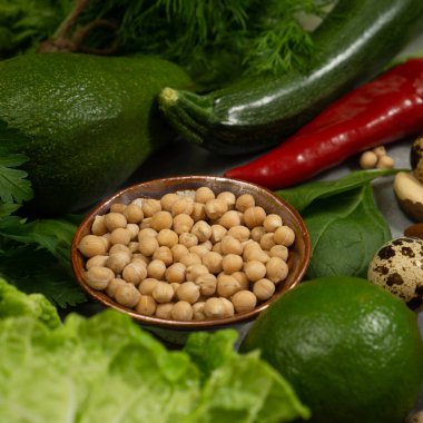 Sağlıklı beslenmek için avokado, nohut, fındık ve otlu taze sağlıklı sebzeler. Lifli ve sebze proteinleriyle dengeli bir diyet.