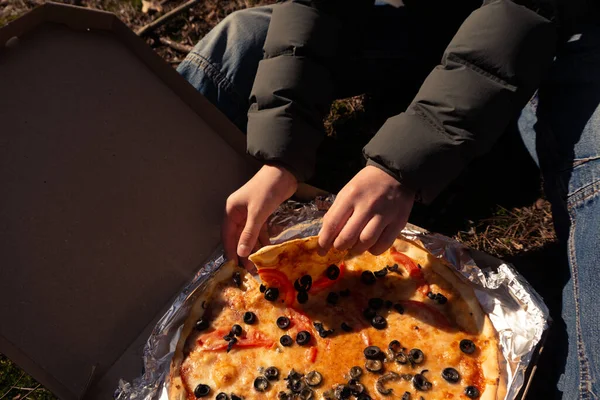 Margarita Pizza Com Queijo Tomates Azeitonas Uma Caixa Papelão Dia — Fotografia de Stock