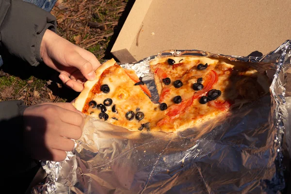 Pizza Margarita Serem Pomidorami Oliwkami Kartonowym Pudełku Ciepły Słoneczny Dzień — Zdjęcie stockowe